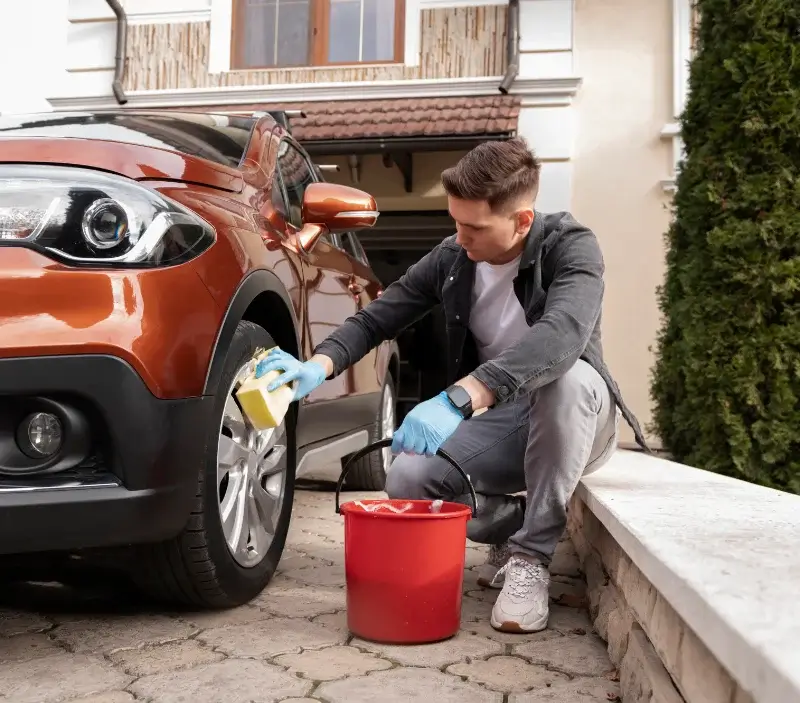 Lavage auto à domicile Coulonges-les-Hérolles : professionnel intervenant sur un véhicule